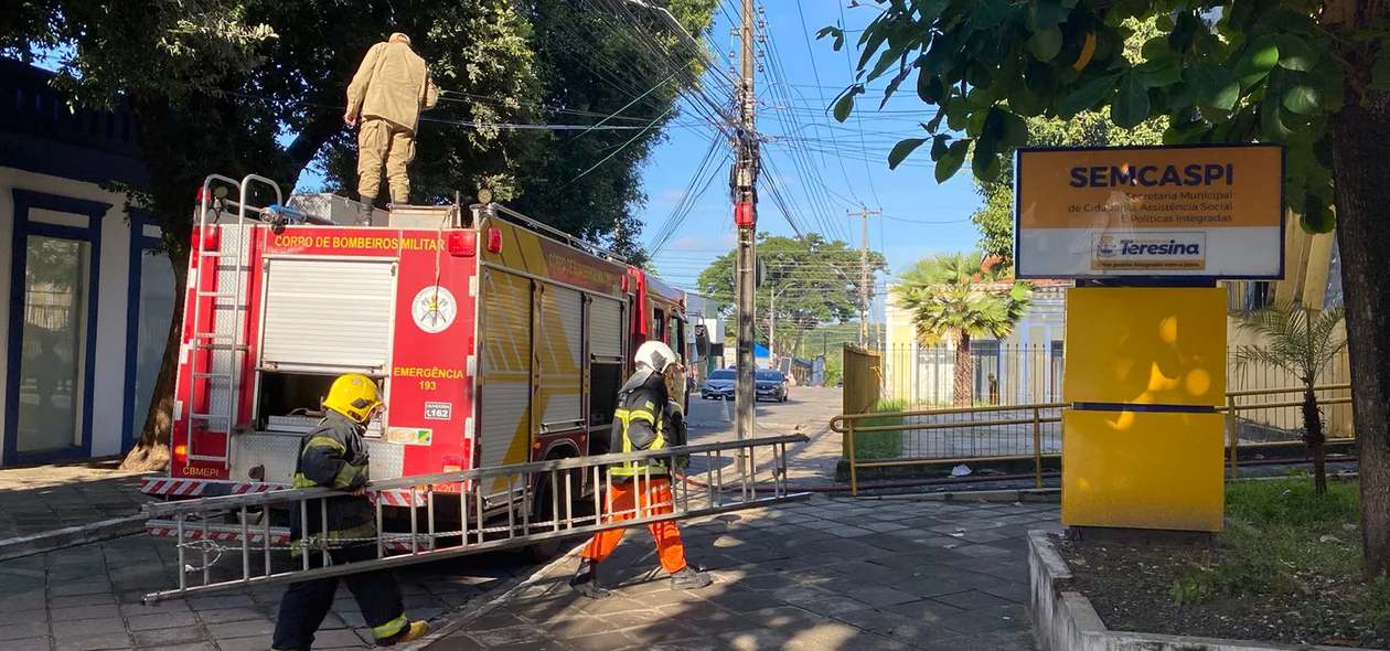 As equipes do Corpo de Bombeiros conseguiram controlar a chama rapidamente
