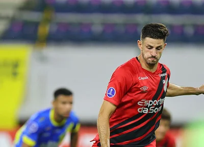 Athletico-PR goleia Zuliano e se isola na liderança do Grupo E