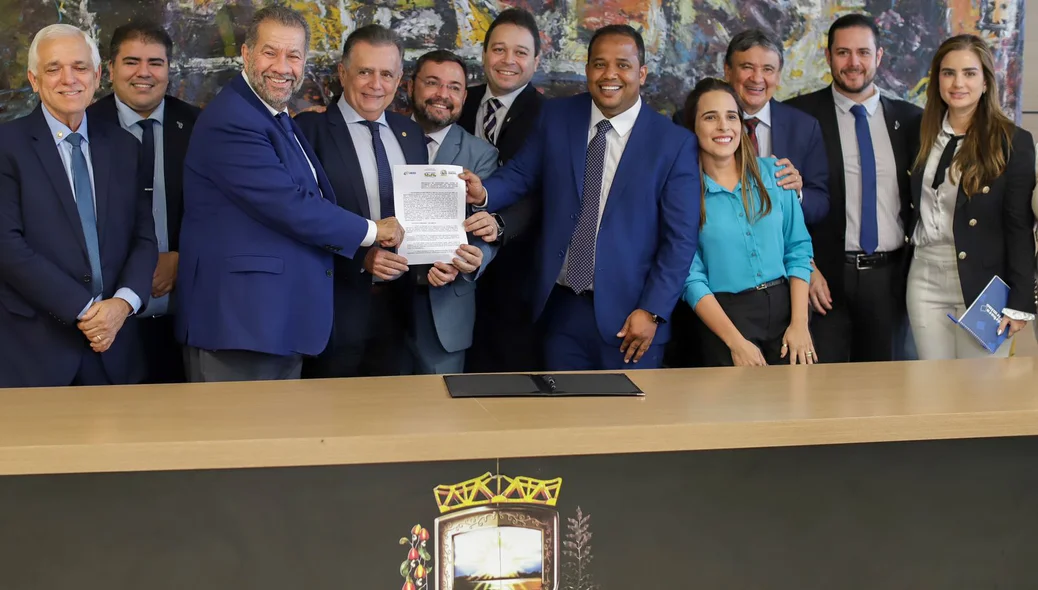 Autoridades políticas com o termo assinado