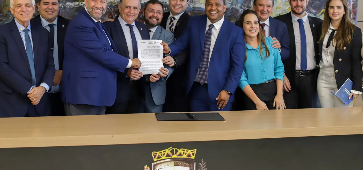 Autoridades políticas com o termo assinado