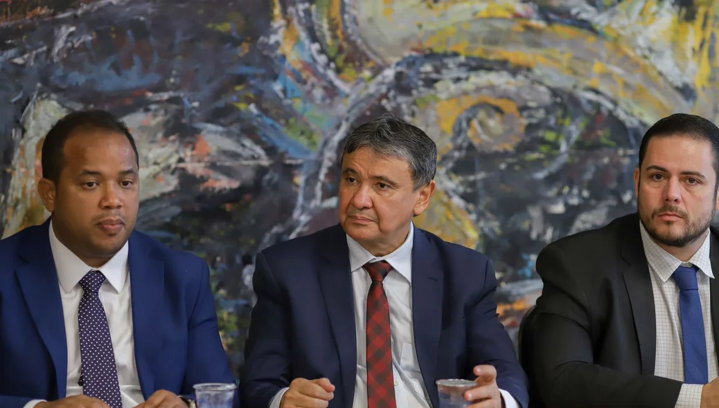 Autoridades políticas durante a solenidade de assinatura do acordo