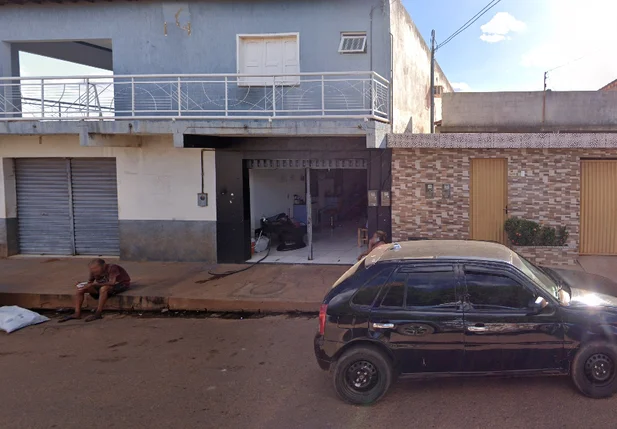 Bandidos invadiram a barbearia e executaram o homem a tiros, no bairro Morada do Sol, em Picos