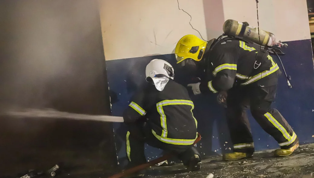 Bombeiros atuam rapidamente no combate ao fogo