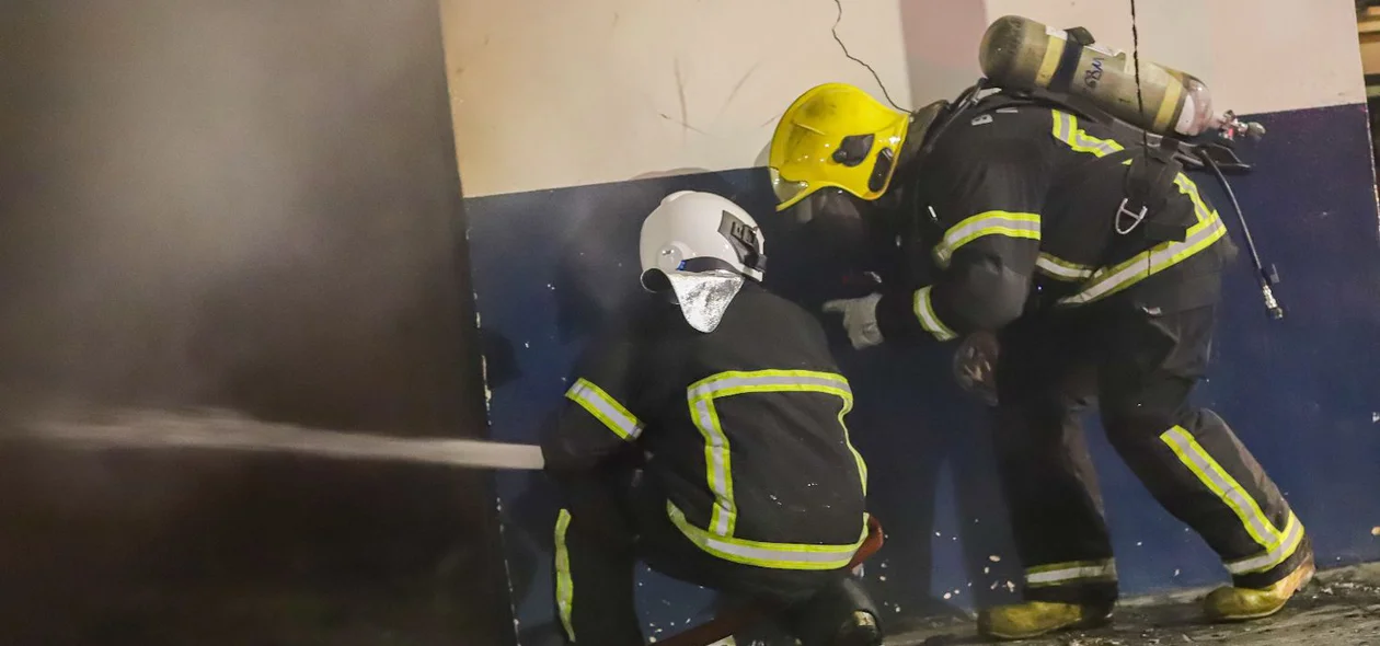 Bombeiros atuam rapidamente no combate ao fogo
