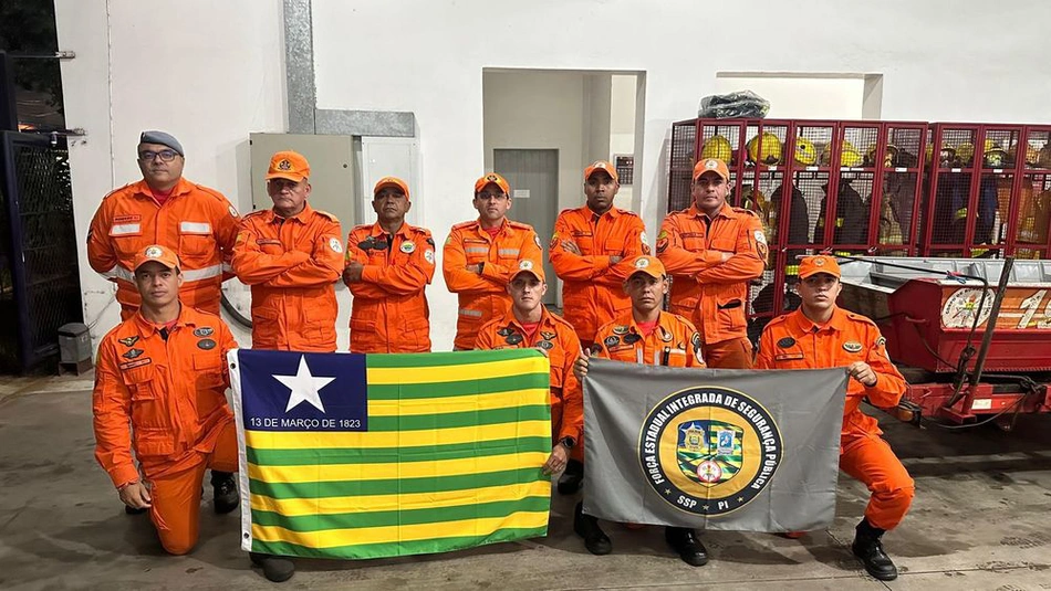 Bombeiros do Piauí chegam ao Rio Grande do Sul para auxiliar no trabalho aos desabrigados