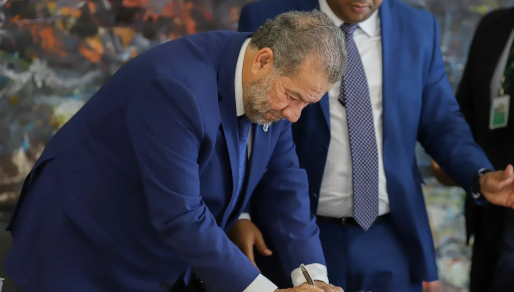 Carlos Lupi assinando acordo para construção de posto do INSS na Câmara Municipal de Teresina