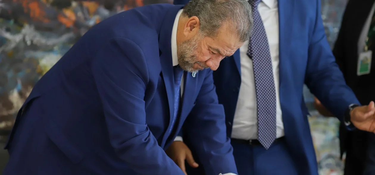 Carlos Lupi assinando acordo para construção de posto do INSS na Câmara Municipal de Teresina