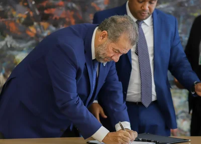 Carlos Lupi assinando acordo para construção de posto do INSS na Câmara Municipal de Teresina