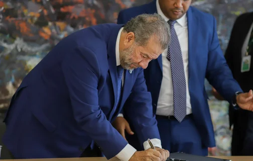 Carlos Lupi assinando acordo para construção de posto do INSS na Câmara Municipal de Teresina