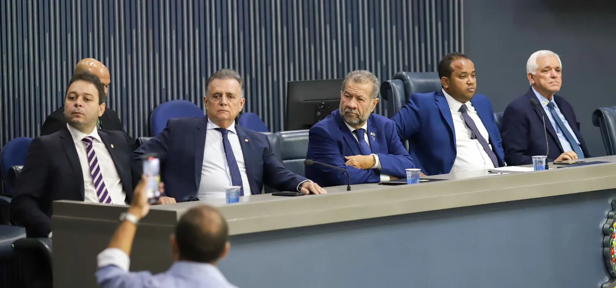 Carlos Lupi e demais autoridades políticas piauienses durante a solenidade
