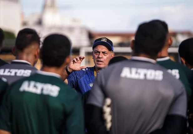 Carlos Rabello, dando orientações para os jogadores do Altos
