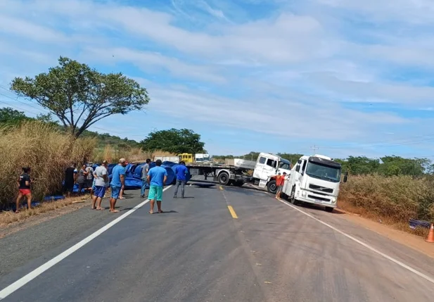 Carreta tombou na BR 316