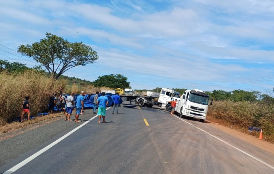 Carreta tombou na BR 316
