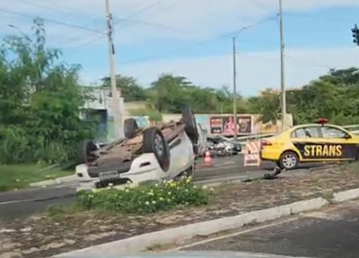 Carro capota após colisão com outro veículo em Teresina