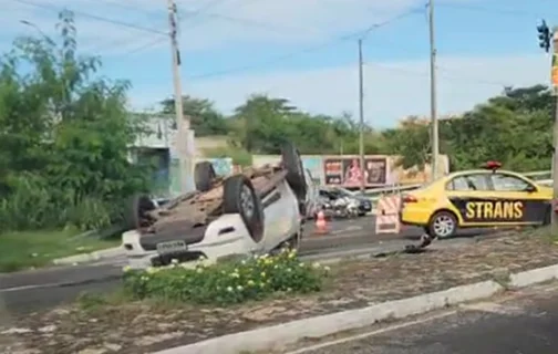 Carro capota após colisão com outro veículo em Teresina
