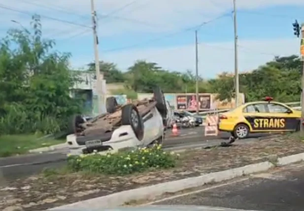 Carro capota após colisão com outro veículo em Teresina