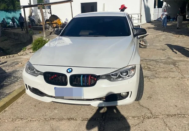 Carro de luxo, da marca BMW, apreendido na ação