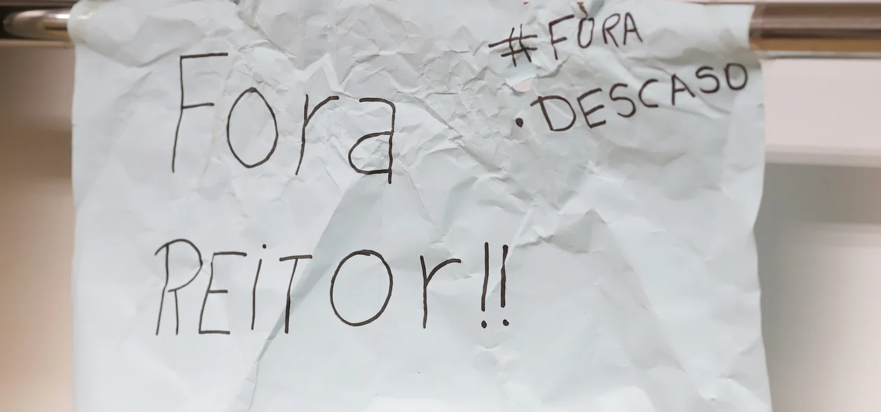 Cartaz de protesto dos estudantes