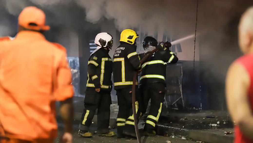 Cenário de destruição durante o incêndio