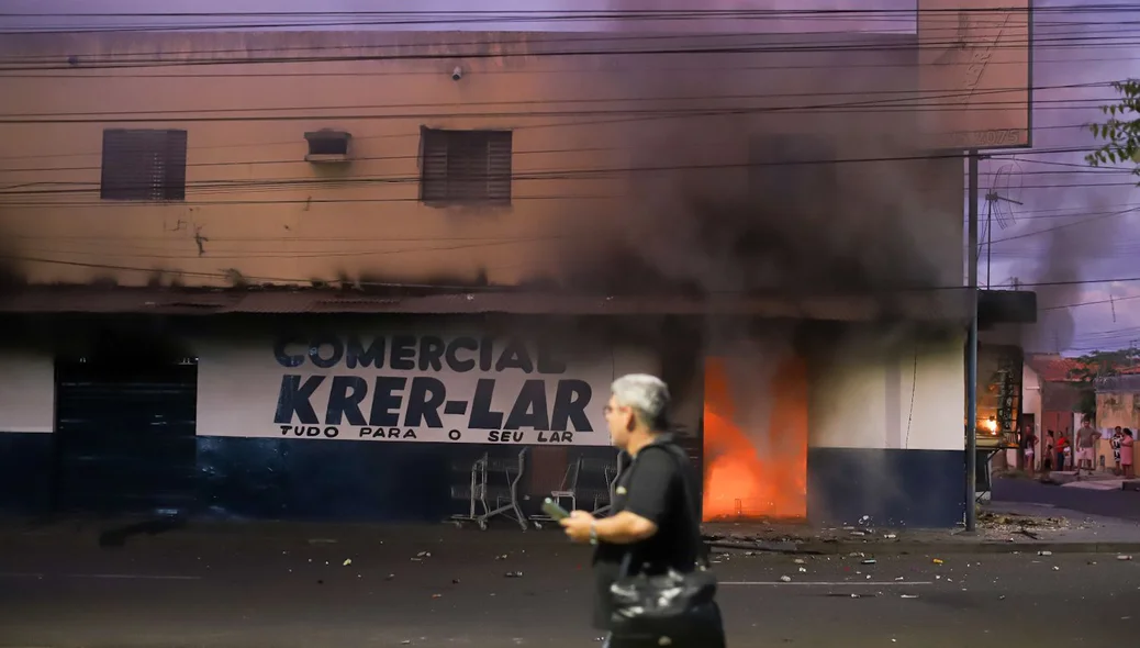Cenário de destruição durante o incêndio