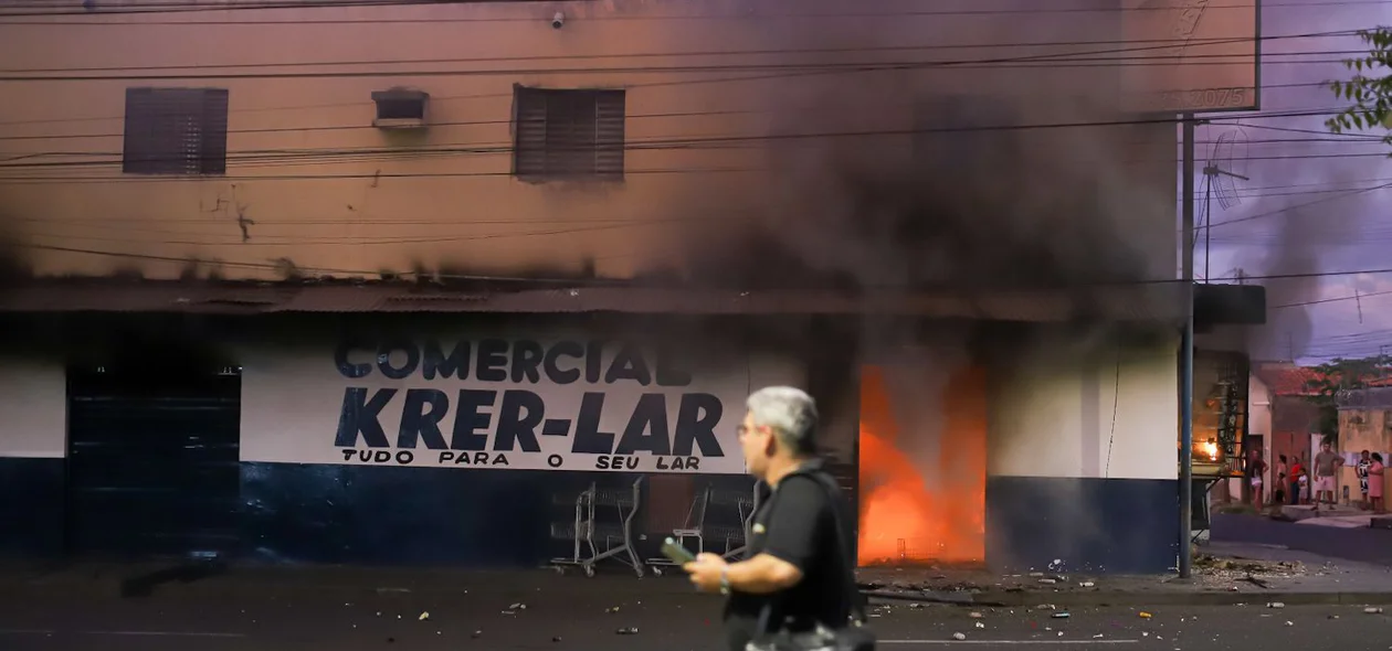 Cenário de destruição durante o incêndio