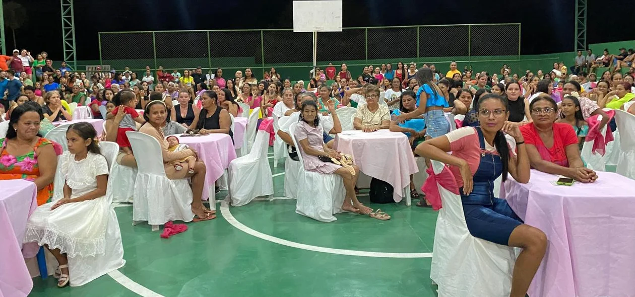 Centenas de mulheres estiveram no local