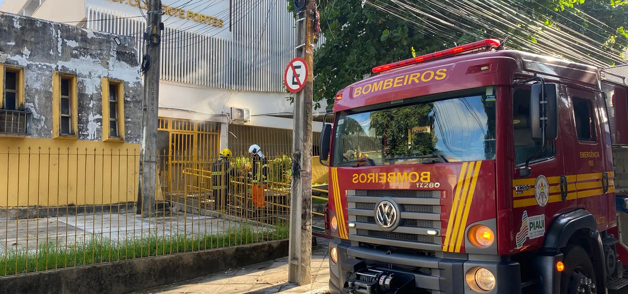 Corpo de Bombeiros no local