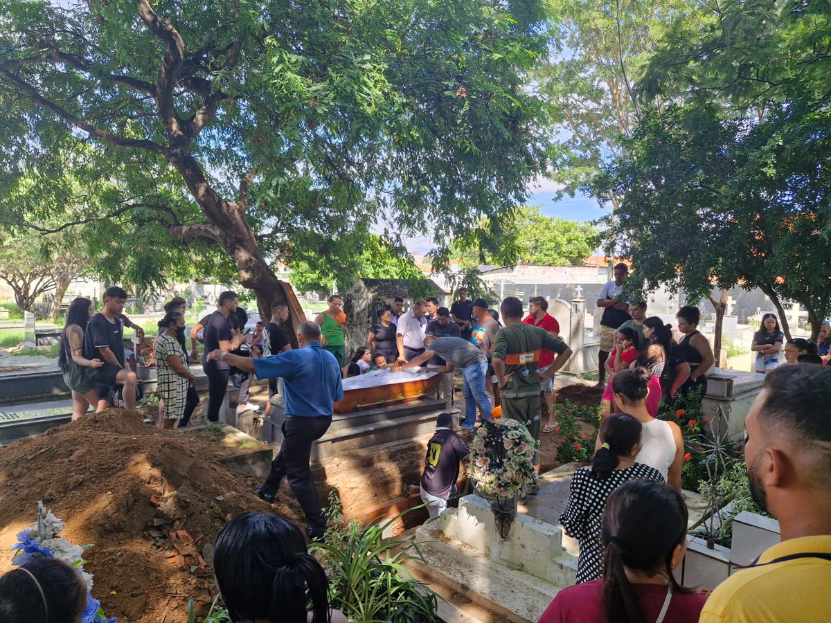Corpo do músico Carlos Henrique foi enterrado em Teresina
