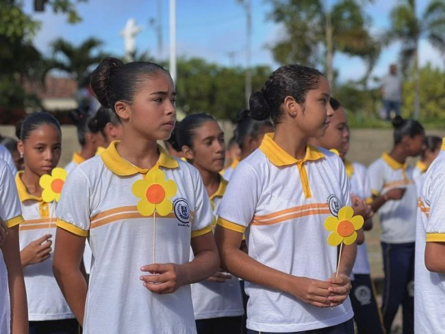 Crianças na caminhada pelo Maio Laranja