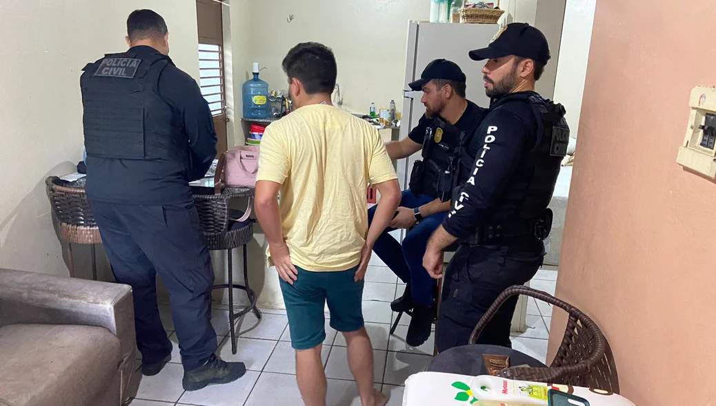 Cumprimento de mandados pela equipe do delegado Célio Benício