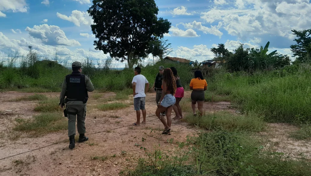 Curiosos começam a se aglomerar no local