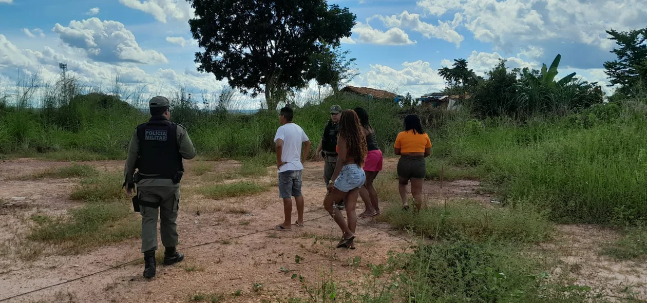 Curiosos começam a se aglomerar no local