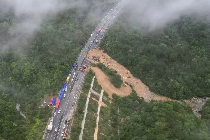 Desabamento de trecho de rodovia na China deixa 48 mortos