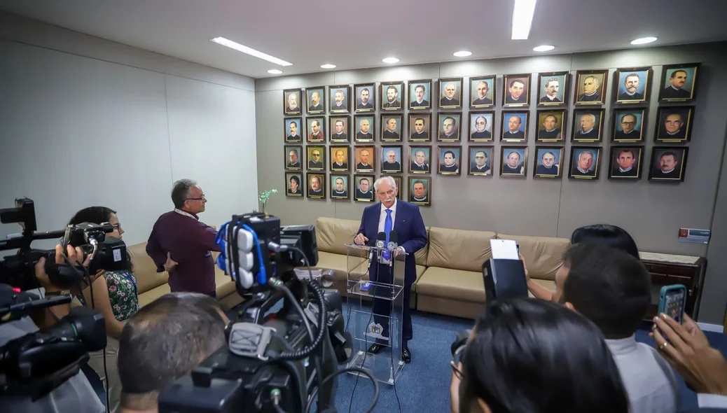 Desembargador Antônio Nollêto em coletiva de imprensa