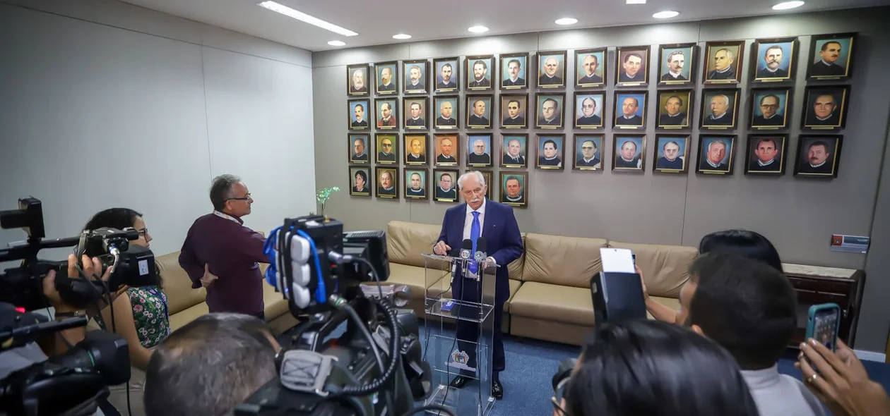 Desembargador Antônio Nollêto em coletiva de imprensa