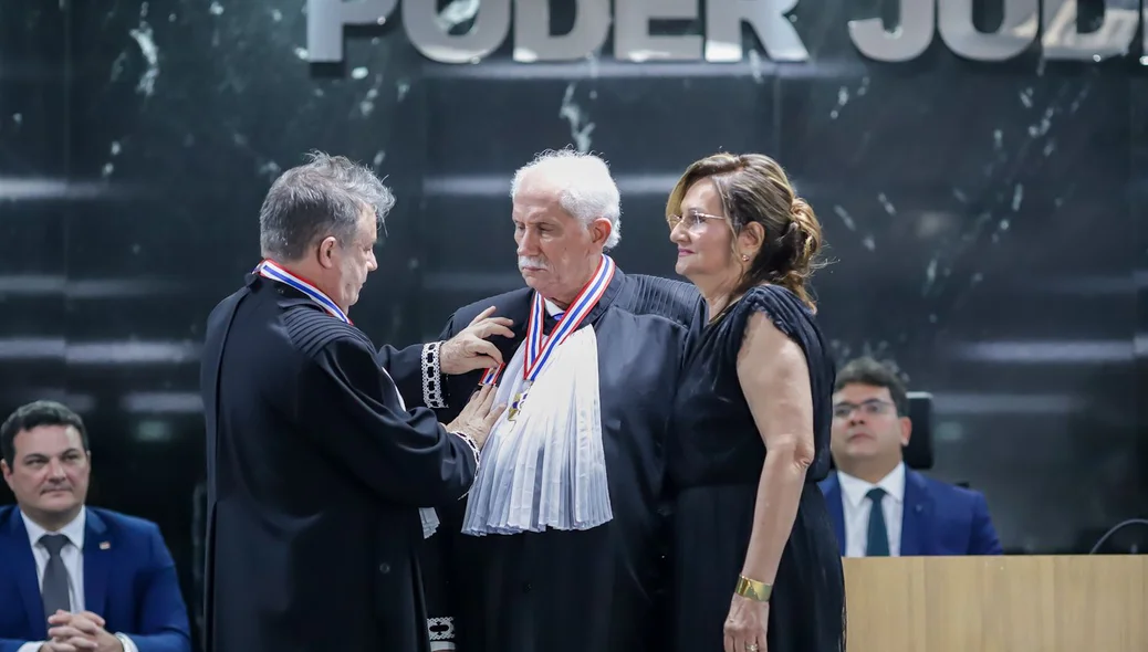Desembargador Antônio Nollêto tomando posse