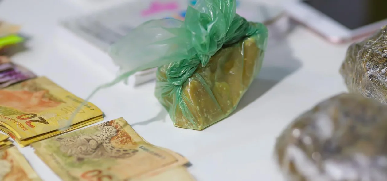 Dinheiro e drogas apreendidas