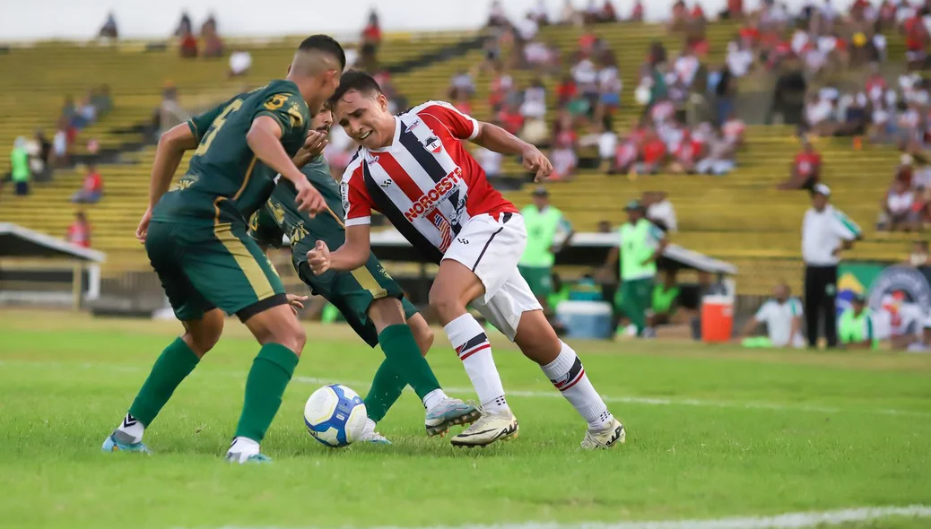 Disputa de bola no clássico entre River e Altos