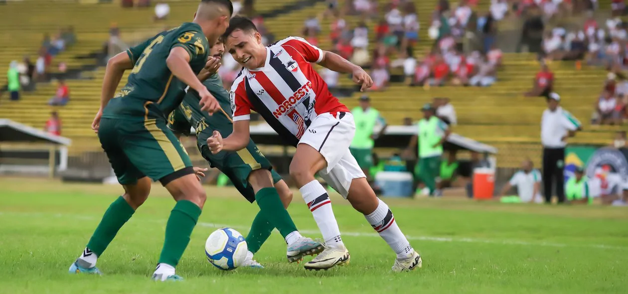 Disputa de bola no clássico entre River e Altos