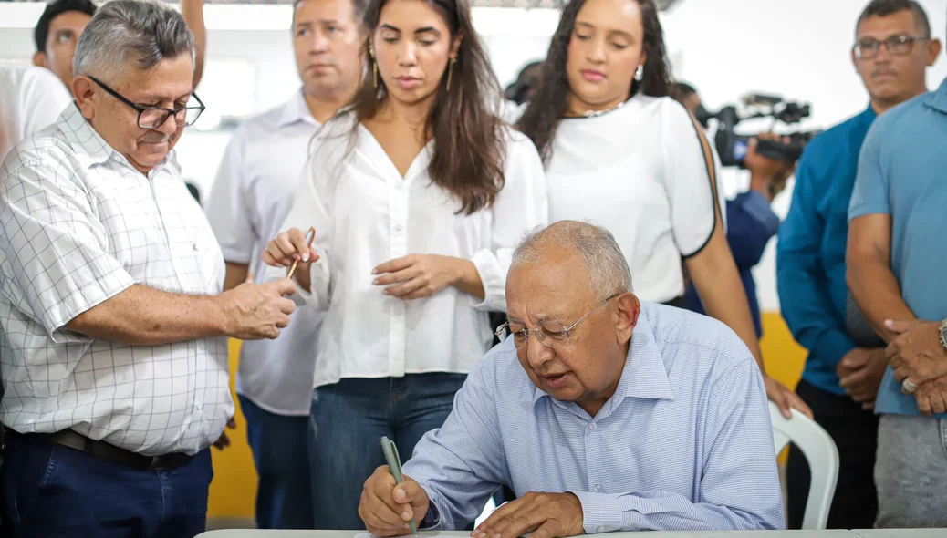 Dr. Pessoa entrega mercado do Jacinta Andrade