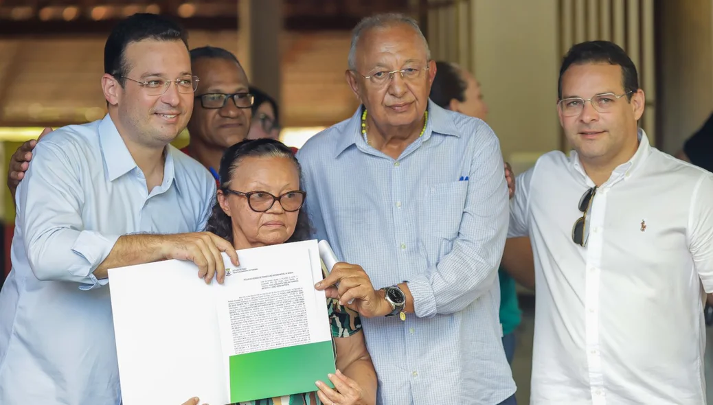 Dr. Pessoa entregando documentação de imóvel