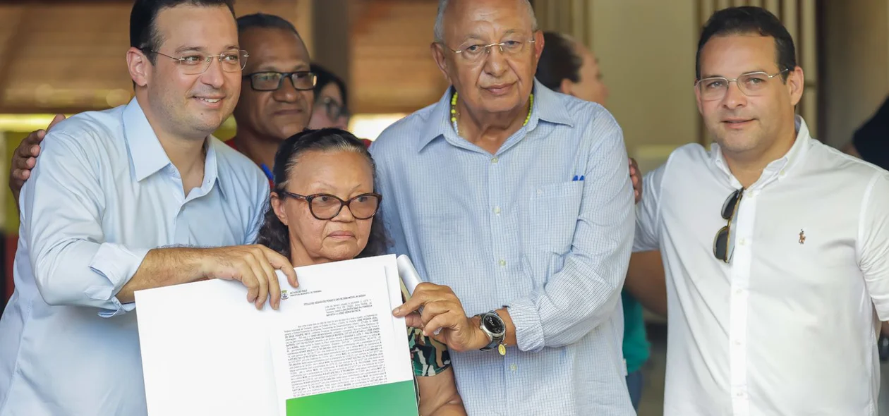 Dr. Pessoa entregando documentação de imóvel