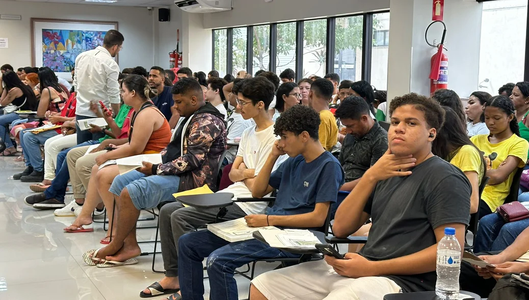Eleitores enfrentam longa fila em Teresina no último dia de cadastro eleitoral