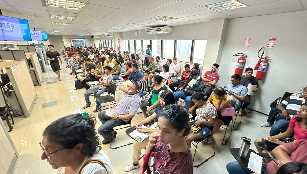 Eleitores enfrentam longa fila no último dia de cadastro eleitoral