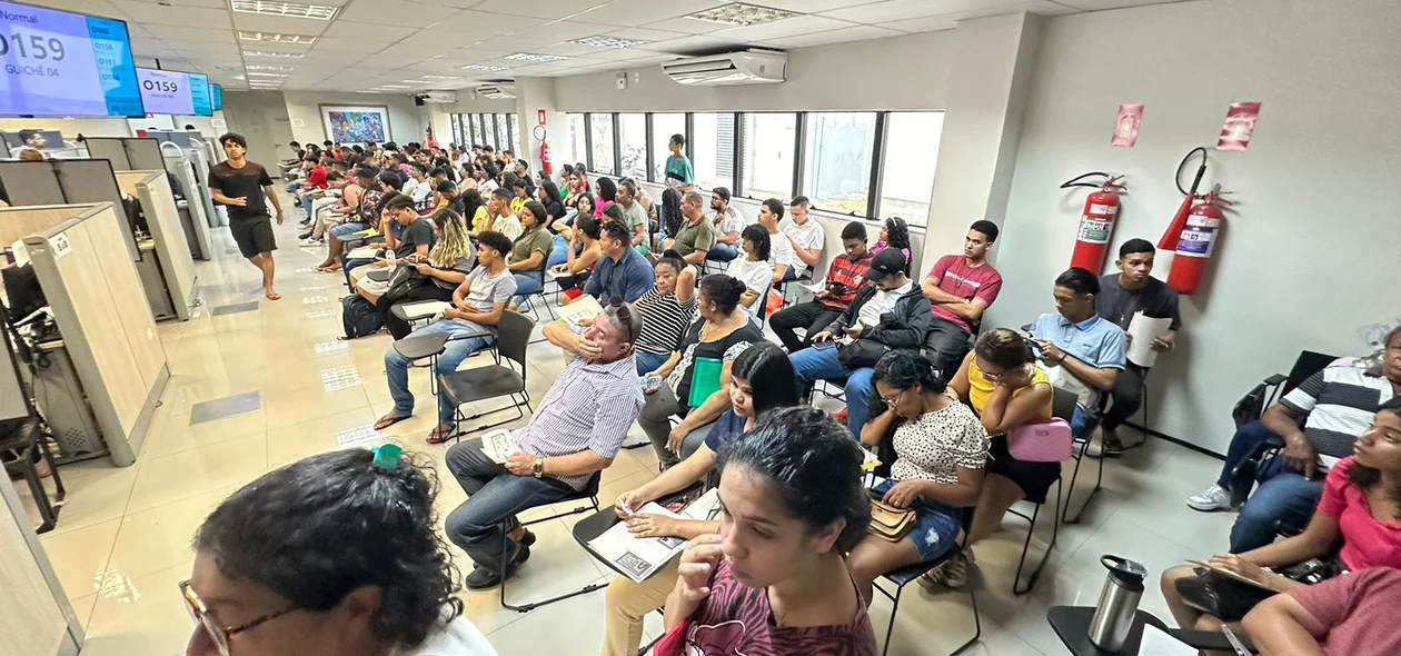 Eleitores enfrentam longa fila no último dia de cadastro eleitoral