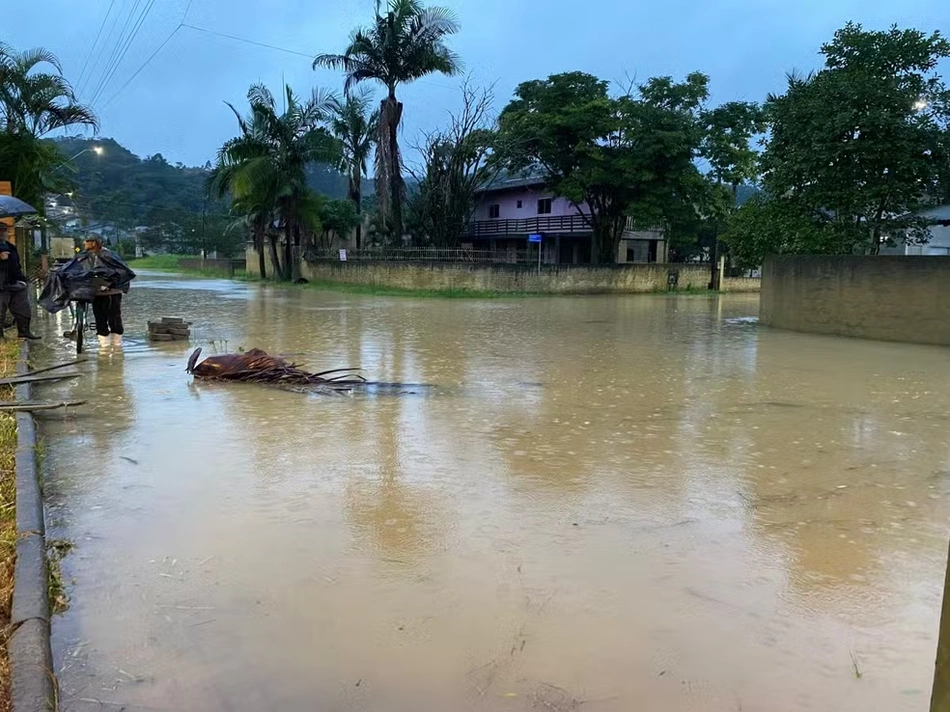 Enchentes deixam centenas de pessoas desabrigadas em Santa Catarina