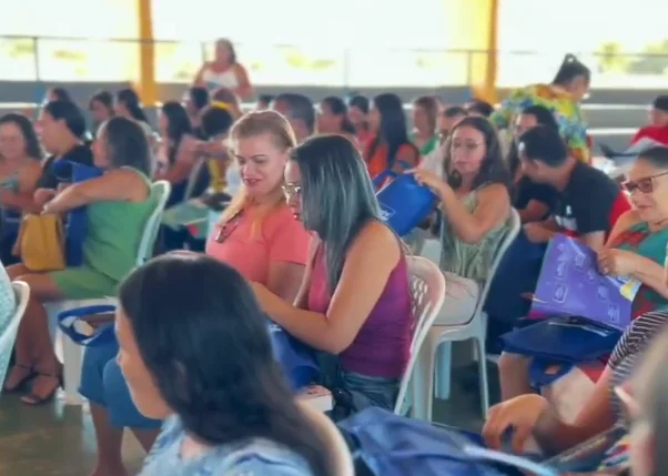 Entrega de material para professores em Curimatá