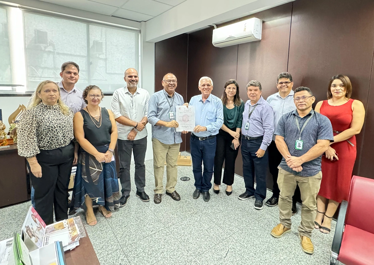 Entrega do registro do terreno onde será construído no campus do IFPI