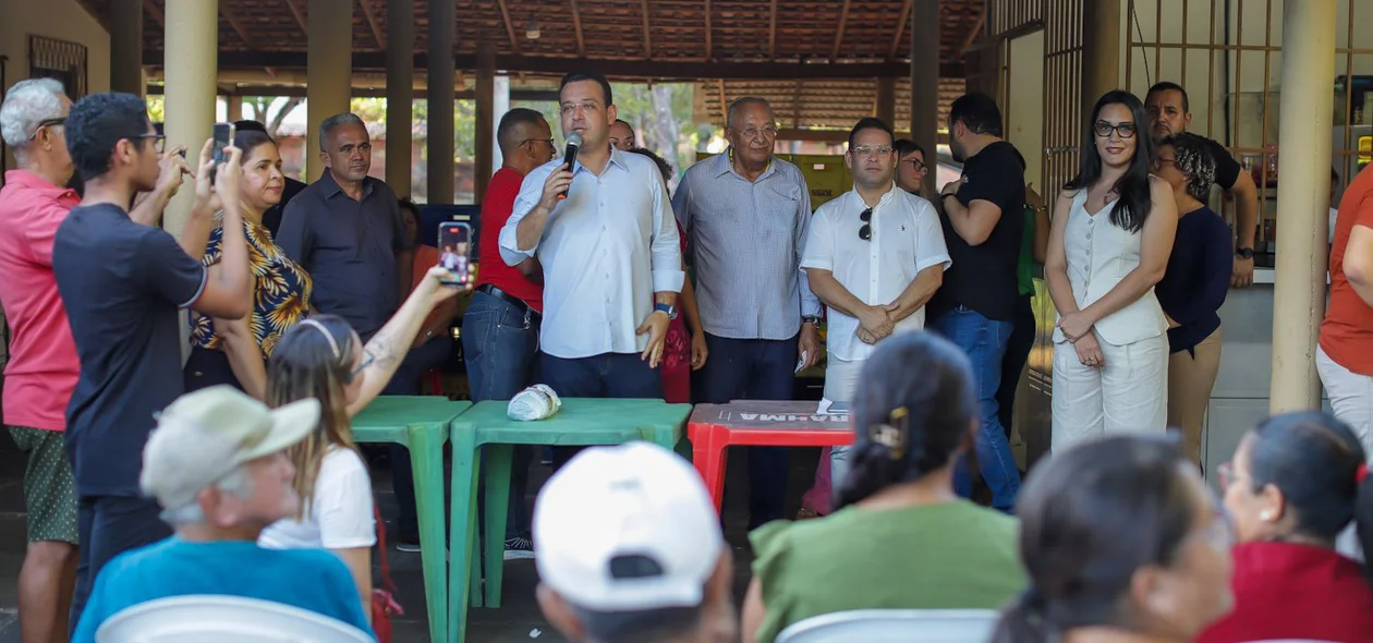 Entrega dos títulos de posse dos imóveis