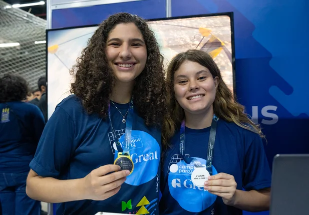 Equipe de satélites em seu stand pela Great